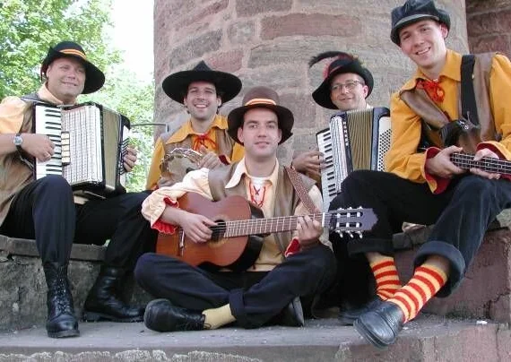 Die Badische Babbel B&auml;nd &ndash; f&uuml;nf Musiker mit Akkordeons, Gitarre und Heckerhüten
