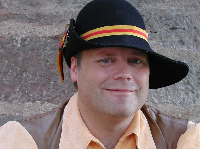 Matthias &ndash; Akkordeonist der Badischen Babbel B&auml;nd,
                   schwarzer Heckerhut mit gelb-schwarz-rotem Band
